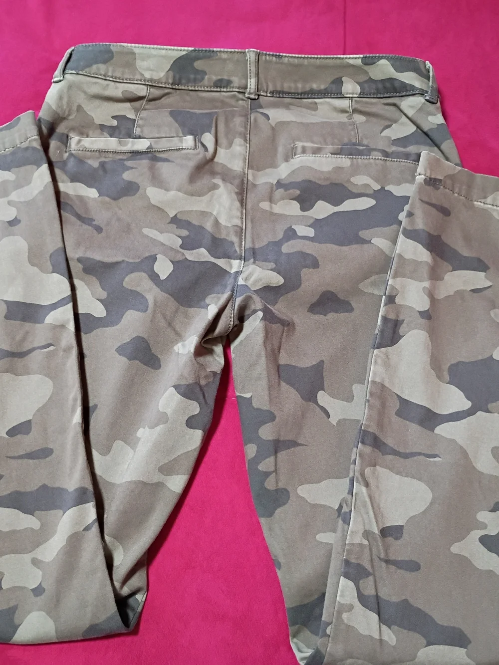 These Banana Republic Sloan Camo Skinny Chinos feature a classic camouflage patt